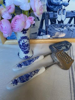 2-Piece Cheese Servers with Blue & White Porcelain Handles